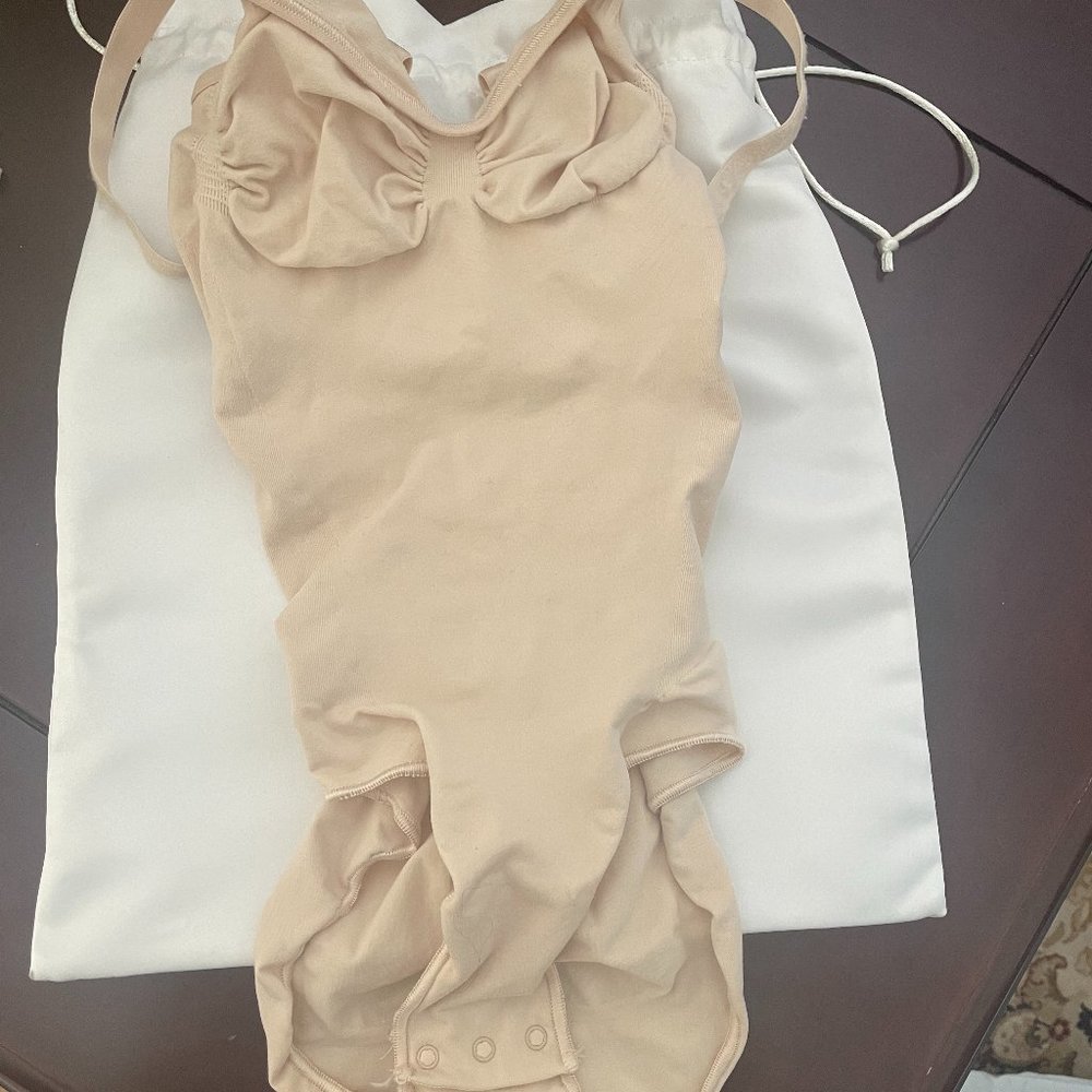 Skims Seamless Sculpt Brief Bodysuit in Sand size Small never worn